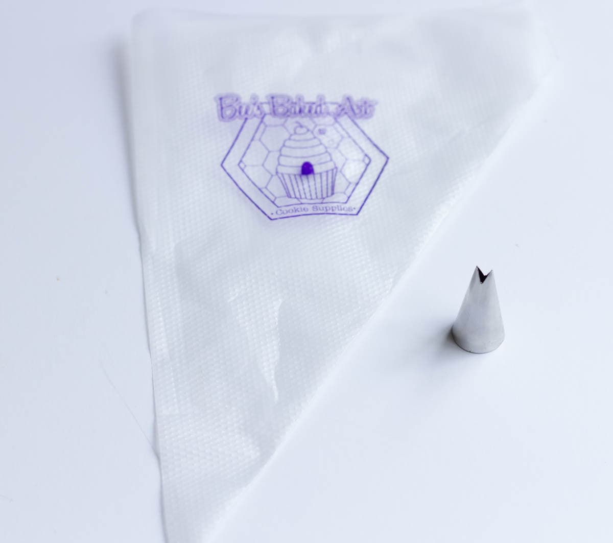 A #352 leaf tip and a 12-inch disposable piping bag