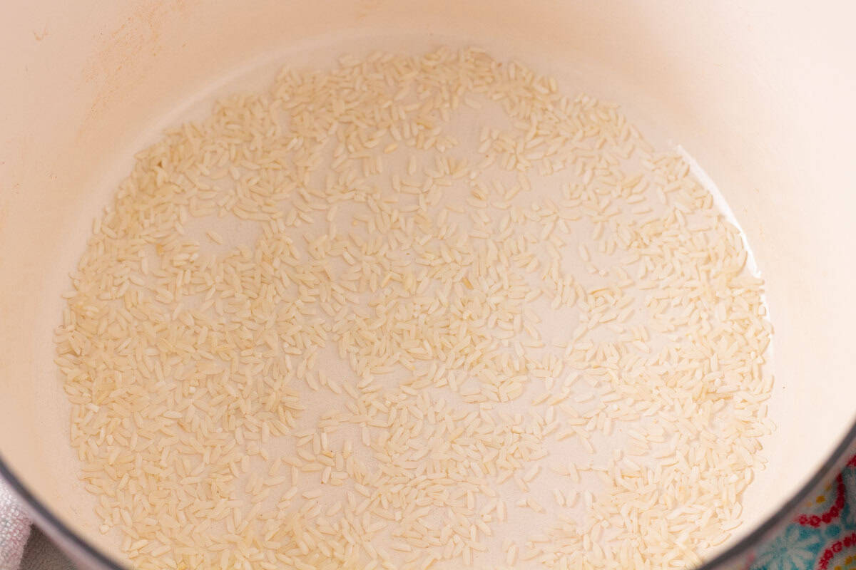 How To Make Artisan Sourdough Bread | thewendthousekitchen.com Dry uncooked rice in the bottom of a Dutch oven.