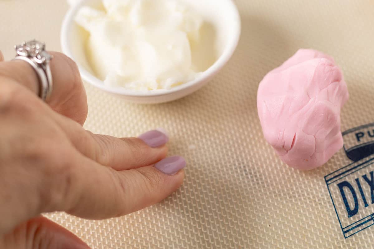 Bunny Cupcakes for Easter (Bunny Butt Cupcakes) | thewendthousekitchen.com Greasing a Silpat mat with shortenind.