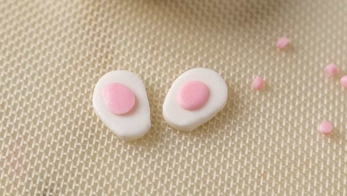 Bunny Cupcakes for Easter (Bunny Butt Cupcakes) | thewendthousekitche.com Two bunny paws with a pink paw pad.